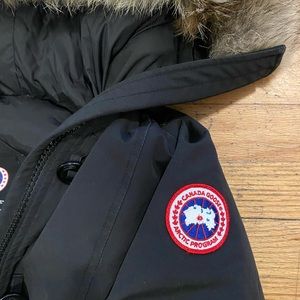 CANADA GOOSE ROSSCLAIR PARKA, SIZE MEDIUM. COYOTE FUR HOOD.